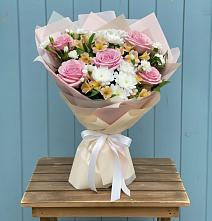 Букет цветов из:  Гвоздики, Орхидеи и Розы в Минеральных водах