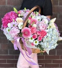Композиция солнечный день в Минеральных водах Цветочная композиция из Розы, Хризантемы, Пионы и Лизиантусы в корзине в Минеральных водах
