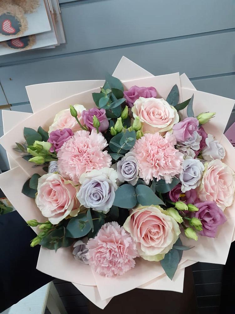 Букет цветов из: Розы, Гвоздики и Лизиантусы в Минеральных водах